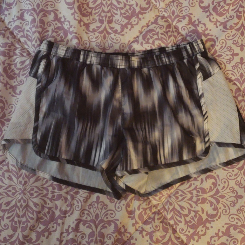 Black and white active shorts 🖤🤍